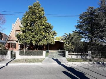 Casa · 200m² · 4 Ambientes · 2 Cocheras · En Venta Chalet en San Luis de 4 Ambientes 2 Baños Sobre Amplio Lote de Terreno F: 7751
