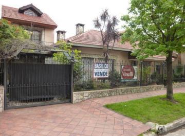Casa de 5 ambientes, Lomas de Zamora · Chalet con Jardin y Pileta