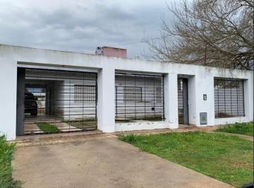 Casa · 80m² · 3 Ambientes · 1 Cochera · Casa en 68 E/157 y 158 Los Hornos