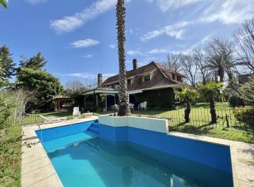 Casa · 500m² · 7 Ambientes · 4 Cocheras · Impecable Casa en Venta con Jardin Pileta y Parrilla! Muy Buena Distribucion!