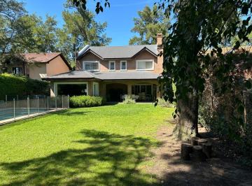 Casa · 256m² · 5 Ambientes · 2 Cocheras · Casa en Alquiler en Barrio Estancia Alvear, Don Torcuato