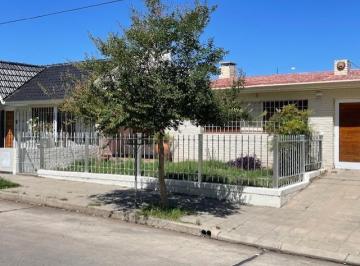 Casa · 157m² · 6 Ambientes · 1 Cochera · Urca 3 Dorm + Estudio / Patio / Pileta Exc. Ubic.