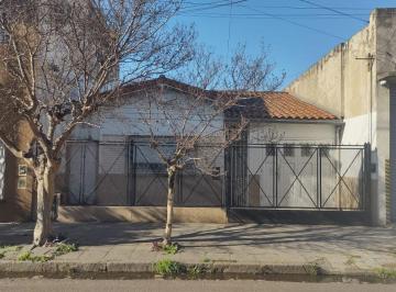 Casa de 3 ambientes, Lanús · Vende - Casa con Garaje, Patio, Quincho y Fondo Libre