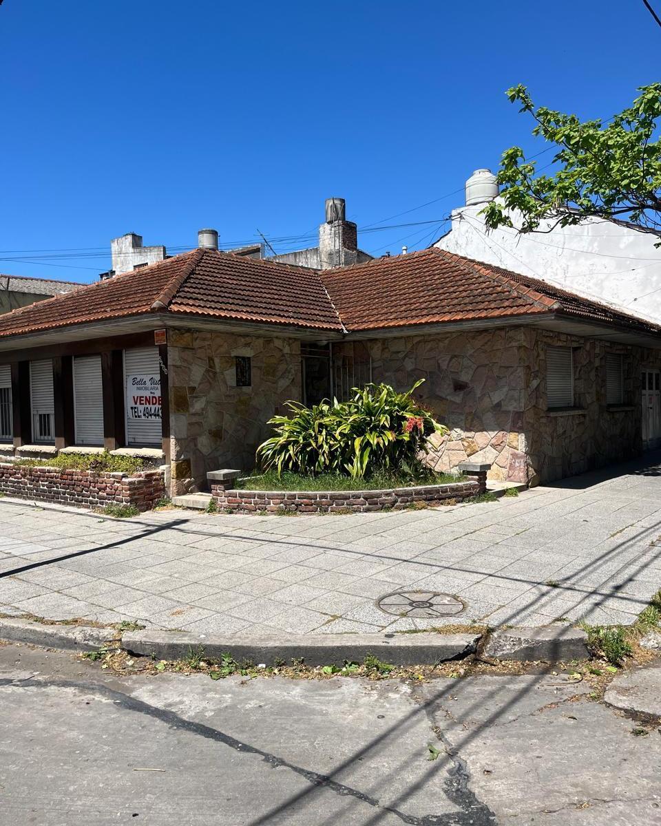 Buena propiedad en esquina con dos dormitorios, baño, living, comedor y cocina comedor