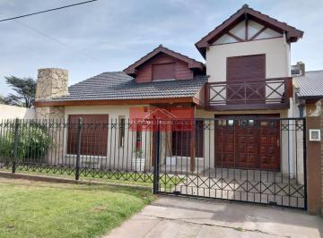 Casa · 107m² · 5 Ambientes · 1 Cochera · Chalet - 4 Ambientes - Pileta Climatizada - Zona Residencial - Miramar