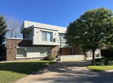 Casa · 370m² · 6 Ambientes · Casa en Alquiler en Arenas del Sur
