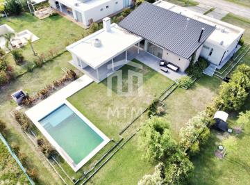 Casa · 220m² · 4 Ambientes · Casa en Venta Puerto Roldán