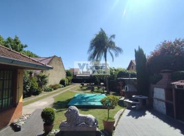Casa · 110m² · 3 Ambientes · 2 Cocheras · Excelente Propiedad con Piscina y Gran Parque