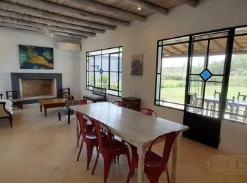 Casa · 137m² · 5 Ambientes · 1 Cochera · 3 Dorm.. Muy Buena Calidad y Estado. Mb
