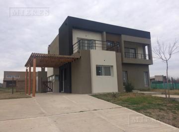 Casa · 188m² · 5 Ambientes · 2 Cocheras · Casa en Venta con Renta Sobre Lote Interno en San Matías Á