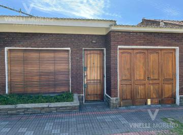 Casa · 220m² · 4 Ambientes · 2 Cocheras · Casa en Banfield Este