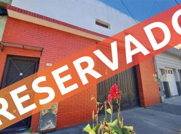 Casa · 303m² · 2 Ambientes · 1 Cochera · Venta Casa 300 m² Jardin Galpón Piñeyro