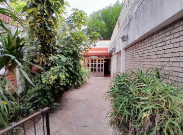 Casa · 208m² · 7 Ambientes · 3 Cocheras · Importante Chalet en Venta en Rosario Sur