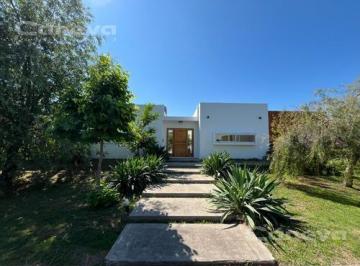 Casa · 140m² · 4 Ambientes · 4 Cocheras · Casa en Alvear de Benavidez