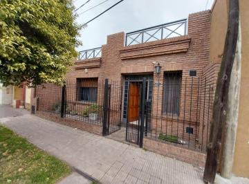 Casa · 135m² · 4 Ambientes · 1 Cochera · Casa + Salon Comercial + Deposito con Oficina y Cochera 5 Vehiculos