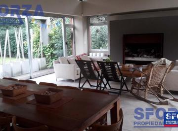 Casa · 250m² · 5 Ambientes · 1 Cochera · Casa en Venta en Barrio El Cortijo