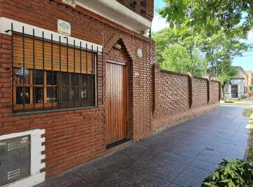 Casa · 130m² · 3 Ambientes · 1 Cochera · Casa 3 Amb C/garage, Pque y Piscina en Venta - Lanús Este