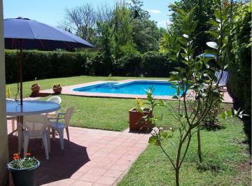 Casa · 138m² · 5 Ambientes · 3 Cocheras · Casa en Funes 4 Dorm. con Pileta Sobre Ruta 9