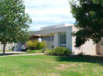 Casa · 128m² · 4 Ambientes · 2 Cocheras · Casa en Venta Barrio Privado - Haras de Funes
