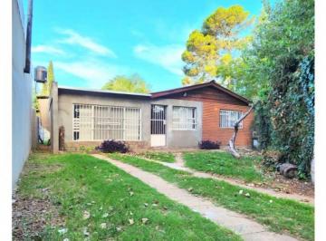 Casa · 85m² · 4 Ambientes · 2 Cocheras · Casa en Venta en Pueblo Esther - Pileta Patio - Cerca del Rio