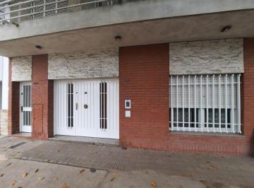 Casa · 173m² · 5 Ambientes · 1 Cochera · Amplia Casa en Planta Baja con Patio Parquizado y Todos Los Servicios