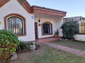 Casa · 200m² · 4 Ambientes · 4 Cocheras · Venta - Casa Apto Credito - 3Dorm. 2baños - Cochera - Pileta