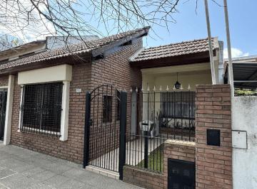 Casa · 93m² · 4 Ambientes · 1 Cochera · Casa en Temperley Este 3 Dorm. 2 Baños Garage Cubierto, Quincho Jardín Patio Terraza!
