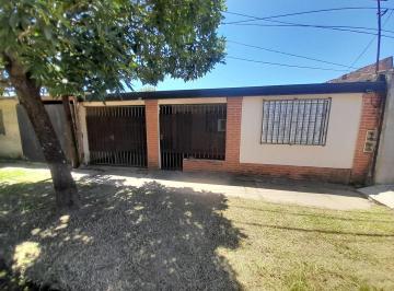 Casa · 68m² · 4 Ambientes · 1 Cochera · Casa en Venta! a m. de Av Islas Malvinas
