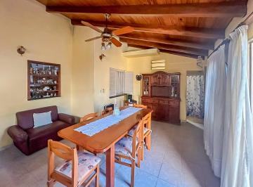 Casa · 120m² · 7 Ambientes · 1 Cochera · Venta/permuta - Casa Al Frente con Cochera. Bella Vista, Rosario.