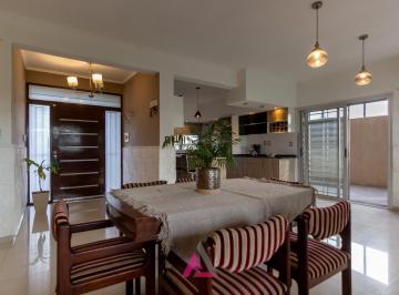 Casa · 250m² · 8 Ambientes · 2 Cocheras · Casa en Venta de 3 Dorm., 2 Baños, Barrio Las Tardes Roldan