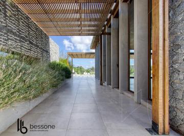 Casa · 235m² · 5 Ambientes · 2 Cocheras · Casa en Rumencó Joven
