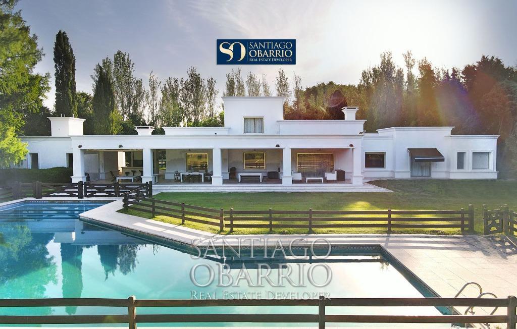 Increíble casa en Venta de casi 800m2 en La Colina Villa de Campo de Lujan 100