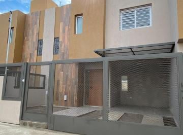 Casa · 110m² · 4 Ambientes · 1 Cochera · Venta - Lomas del Chateau - 3 Dorm. - Divino! Apto Crédito