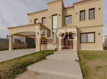 Casa · 235m² · 5 Ambientes · Casa en Venta en Barrio San Felipe - Canning