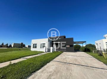 Casa · 140m² · 4 Ambientes · 2 Cocheras · Casa Venta Canning La Alameda 4 Ambientes y Parrilla