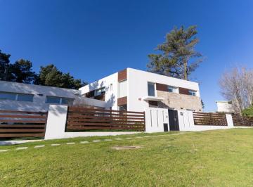 Casa · 270m² · 3 Dormitorios · 1 Cochera · Vendo Casa de Tres Dorm.
