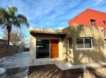 Casa · 85m² · 3 Ambientes · 2 Cocheras · Villaguay 1700