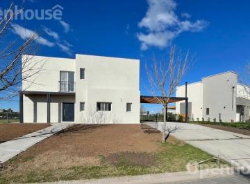 Casa · 170m² · 4 Ambientes · Venta Casa en Canton Golf