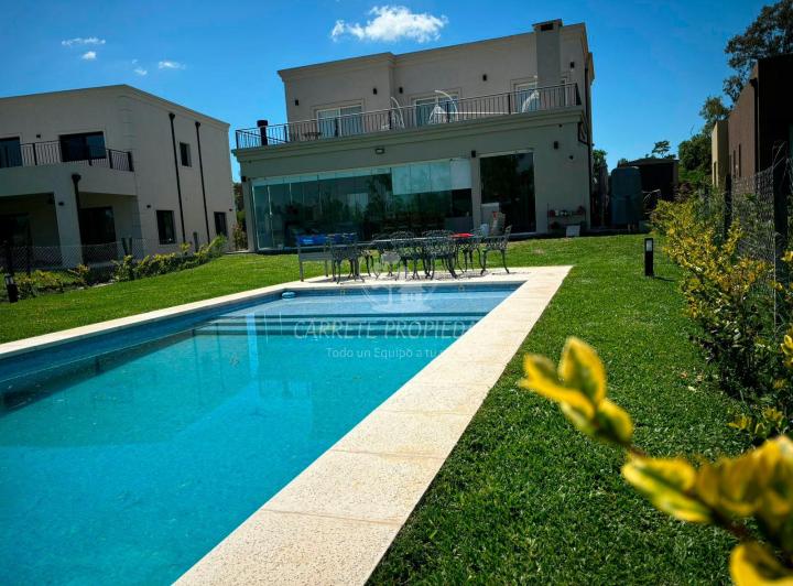 Casa · 232m² · 5 Ambientes · 6 Cocheras