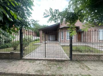 Casa · 80m² · 3 Ambientes · 1 Cochera · Hermoso Chalet Amoblado Mas Terreno Lindero en Castilla