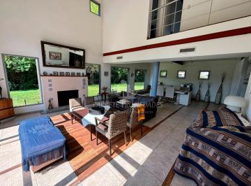 Casa de 5 ambientes, Pilar · Casa a Pocos Minutos de Escuelas, Centros Comerciales y Accesos. en Doble Lote.