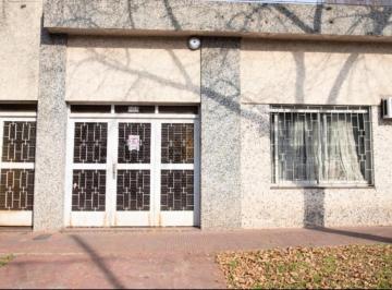 Casa · 137m² · 5 Ambientes · 1 Cochera · Venta Casa de 2 Dorm. Apto Crédito en Barrio Sarmiento