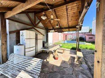 Casa · 137m² · 5 Ambientes · 1 Cochera · Venta Casa de 2 Dorm. Apto Crédito en Barrio Sarmiento