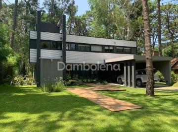Casa · 400m² · 6 Ambientes · 1 Cochera · Casa en Venta en Carilo, Costa Atlántica