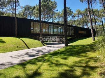 Casa · 750m² · 6 Ambientes · 4 Cocheras · Casa en Venta en Carilo, Costa Atlántica