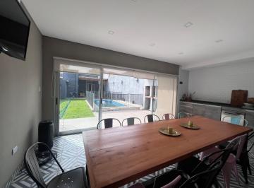 Casa · 251m² · 4 Ambientes · 2 Cocheras · Casa 4 Ambientes con Pileta y Quincho en Remedios de Escalada