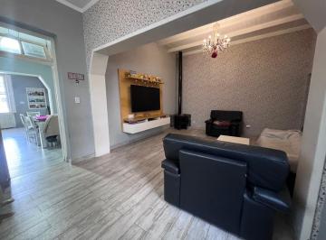 Casa · 251m² · 4 Ambientes · 2 Cocheras · "Tu Casa Ideal en Remedios de Escalada: Casa con Pileta, Patio y Quincho"