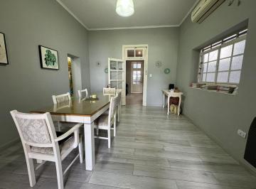 Casa · 251m² · 4 Ambientes · 2 Cocheras · "Tu Espacio Ideal en Remedios de Escalada: Casa con Pileta, Patio y Quincho"