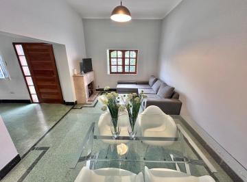 Casa · 202m² · 5 Ambientes · 1 Cochera · Oportunidad! Apto Crédito! Casa de 3 Dorm. con Excelente Ubicacion.