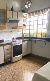 Casa de 3 ambientes, Morón · Casa 3 Amb. en Venta. con Cochera y Balcon Al Frente. Zona Residencial.